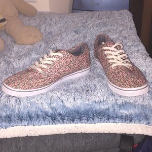 Vans shoes size 7.5. Looks brand new!